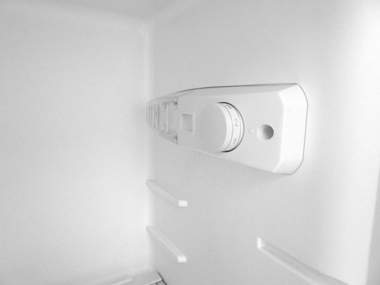 RMF-212W/ 7.5 Cu.ft Top-Freezer Refrigerator